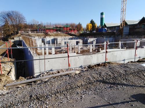 Travaux de terrassement et des murs d'enceinte en cours