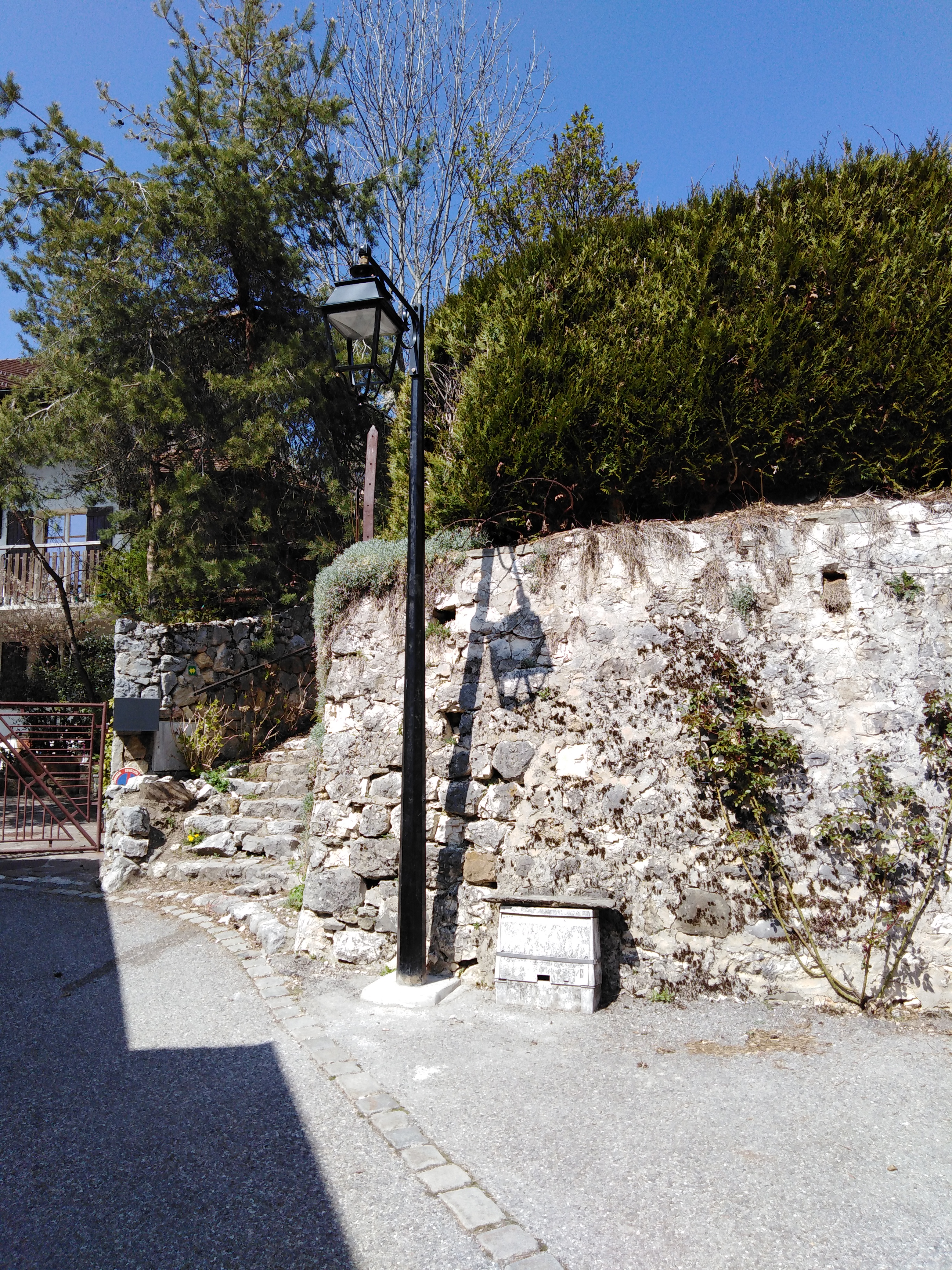 Installation d'un nouveau lampadaire au Corbet
